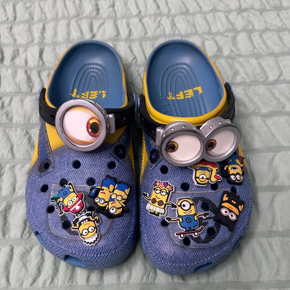 CROCS Kids Blue and Yellow Minion Clog Sandals with Charms